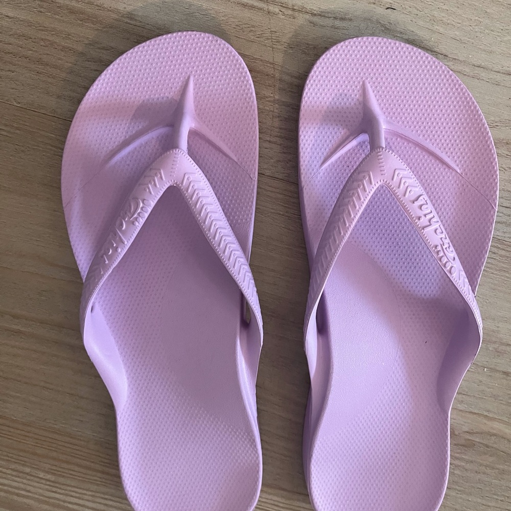 Archies - Women's lilac / purple Flip Flops w great arch support